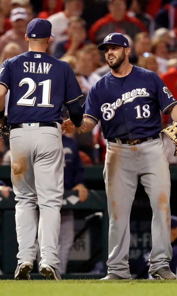Brewers clinch 1st playoff spot since 2011, sweep Cards 2-1